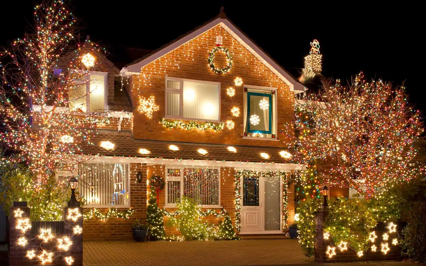 Transform Your Outdoor Space with Expert Christmas Lights Installation