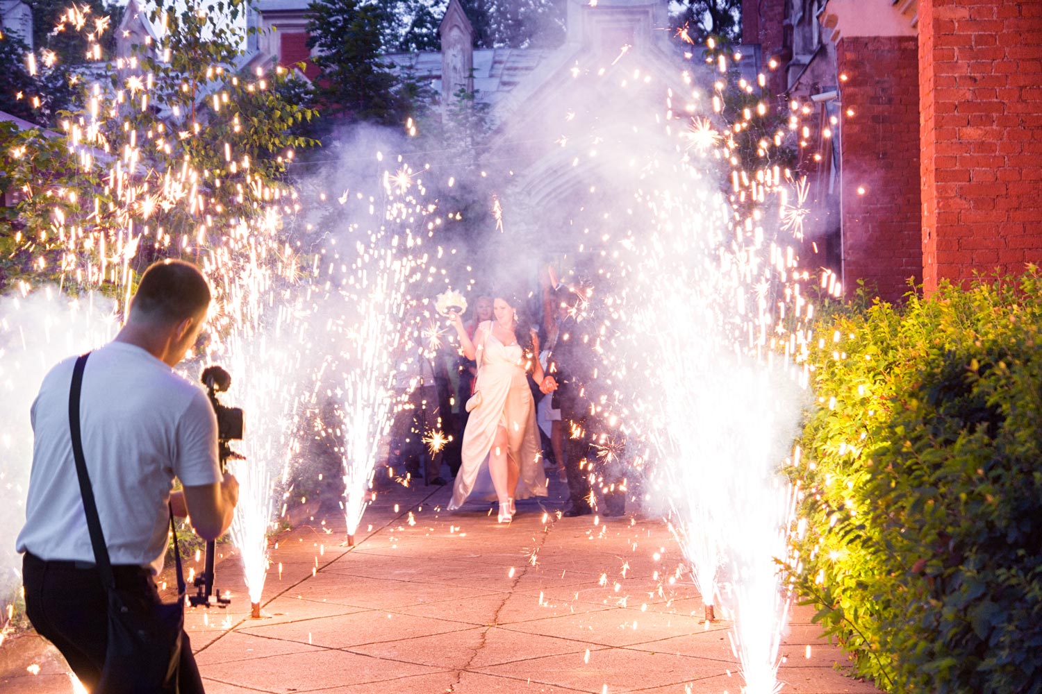 Unforgettable Experiences: How to Create an Enthralling Event Atmosphere with Cryo Hose and Sparkler Fountain Machines